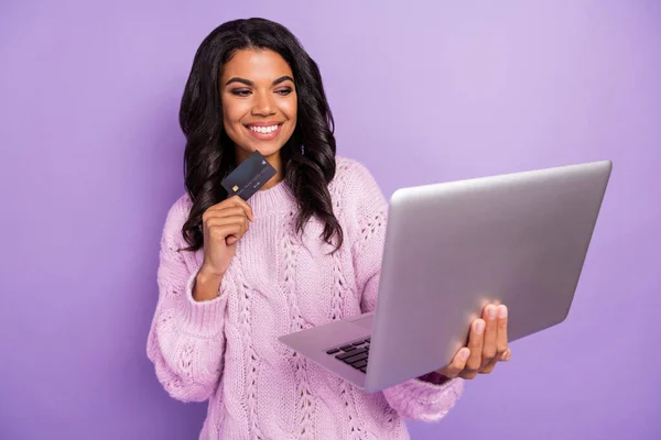 Foto van jong positief glimlachen goed humeur afro meisje met behulp van laptop kopen dingen online met kaart geïsoleerd op paarse kleur achtergrond — Stockfoto