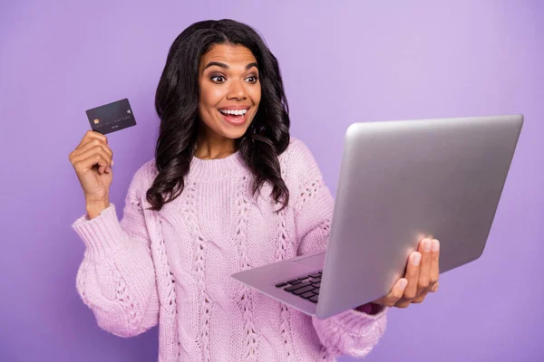 Photo of charming funny dark skin lady dressed pullover holding modern device credit card isolated purple color background — Stock Photo, Image