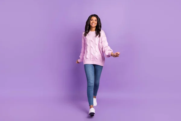 Foto de adorable dulce mujer de piel oscura usar suéter rosa sonriendo caminando aislado color violeta fondo —  Fotos de Stock