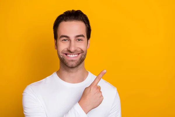 Foto mladého funky brunet chlap index promo nosit bílou košili izolované na živé žluté pozadí — Stock fotografie