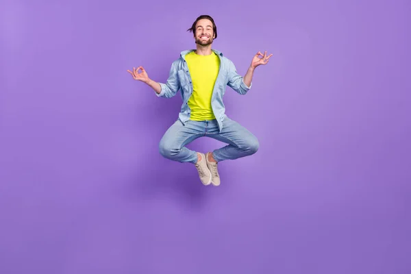 Foto de tamaño completo de salto sonriente hombre entrenamiento yoga sentirse bien probar nuevo equilibrio práctica asana aislado sobre fondo de color violeta —  Fotos de Stock