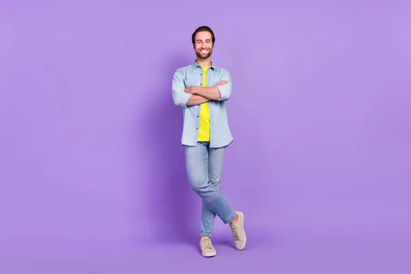 Pełnowymiarowe zdjęcie uśmiechniętego przystojnego biznesmena ze złożonymi ramionami nosi dżinsowy styl odizolowany na fioletowym tle koloru — Zdjęcie stockowe
