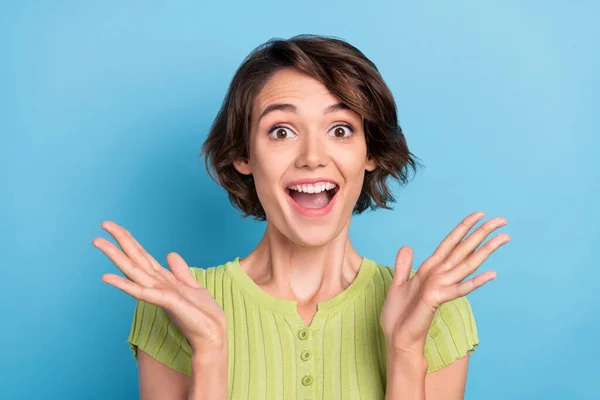 Fotografie dojem funky mladá dáma nosit zelené tričko usmívající se rostoucí paže izolované modré barvy pozadí — Stock fotografie