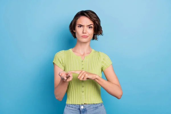 Foto van boze geïrriteerde jonge vrouw gekleed groene t-shirt tellen problemen geïsoleerde blauwe kleur achtergrond — Stockfoto