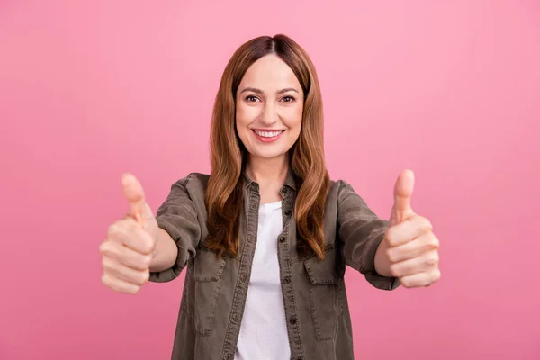 Foto de mulher jovem atraente mostrar anúncio promoção thumb-up selecionar isolado sobre fundo cor-de-rosa — Fotografia de Stock