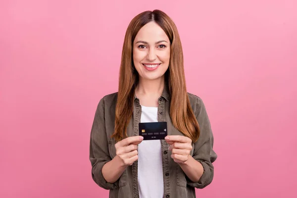 Foto de mujer de negocios alegre presente tarjeta de crédito promo elección dinero aislado sobre fondo de color rosa — Foto de Stock