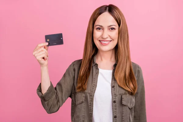 Fénykép a gyönyörű üzleti nő show bankkártya pénz profit fizetés ajánlom elszigetelt felett rózsaszín háttér — Stock Fotó