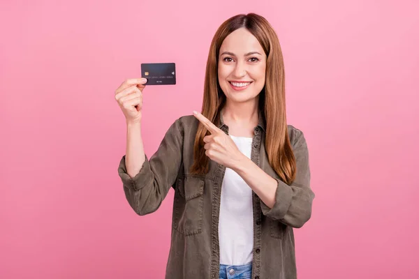 Foto av glada unga dam peka finger kreditkort bank betala annons välja föreslå isolerad över rosa färg bakgrund — Stockfoto
