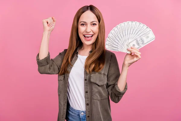 Foto av mogen upphetsad kvinna fira framgång vinnare pengar pengar dollar isolerade över rosa färg bakgrund — Stockfoto