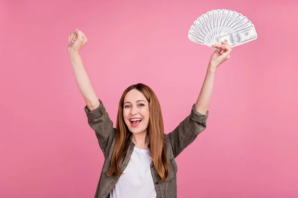 Foto av glada dam glädja seger extatiska vinna lotteri inkomst dollar kontanter isolerad över rosa färg bakgrund — Stockfoto
