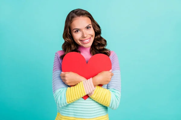 Zdjęcie optymistycznej brunetki millenium pani przytulić serce nosić fioletowy sweter izolowane na tle ciemnego koloru — Zdjęcie stockowe