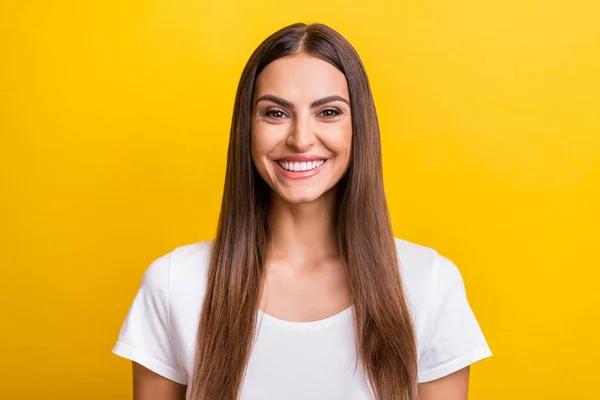 Фотопортрет девушка каштановые волосы улыбается в белой футболке изолированы ярко-желтый цвет фона — стоковое фото