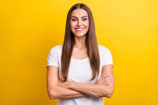 Photo portret dziewczyna brązowe włosy uśmiechnięte skrzyżowane ręce izolowane żywy żółty kolor tło — Zdjęcie stockowe