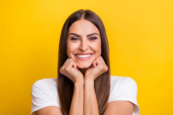 Foto portret meisje bruin haar wit t-shirt schattig lachen vrolijk geïsoleerde levendige gele kleur achtergrond — Stockfoto