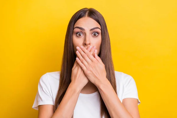 Foto Porträt Mädchen geschlossenen Mund mit Händen starren isoliert lebendige gelbe Farbe Hintergrund — Stockfoto
