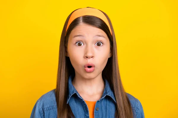 Φωτογραφία από εντυπωσιασμένος σοκαρισμένος preteen κορίτσι ντυμένος τζιν πουκάμισο vintage κεφαλόδεσμο μεγάλα μάτια απομονωμένο κίτρινο χρώμα φόντο — Φωτογραφία Αρχείου