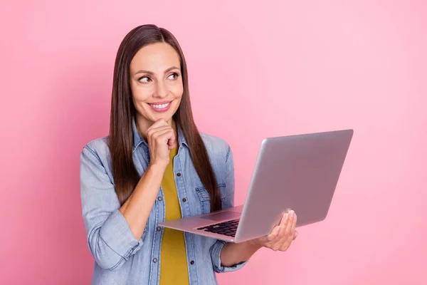 Photo de brunette chef jeune femme tenir ordinateur portable look promo porter veste de jeans isolé sur fond de couleur rose pastel — Photo