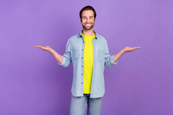 Foto de joven alegre publicidad comparando producto recomiendan escalas de mano aisladas sobre fondo de color púrpura — Foto de Stock