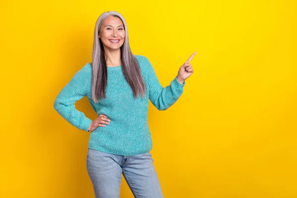 성숙 한 여성의 사진 손가락빈 공간을 나타내는 직접 광고노란 배경 위에 분리 된 광고 — 스톡 사진