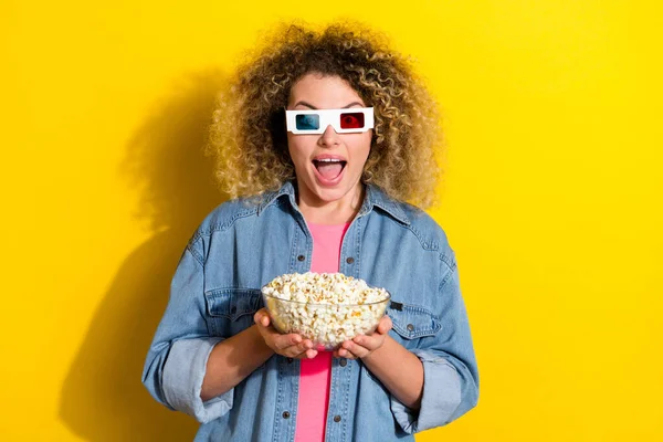 Photo of crazy funky lady hold bowl popcorn watch movie wear 3d glasses jeans shirt isolated yellow color background — Stock Photo, Image
