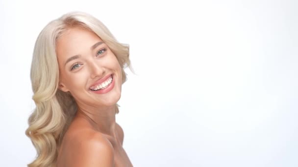 淑女广告丝质发型师产品孤立的白色背景 — 图库视频影像