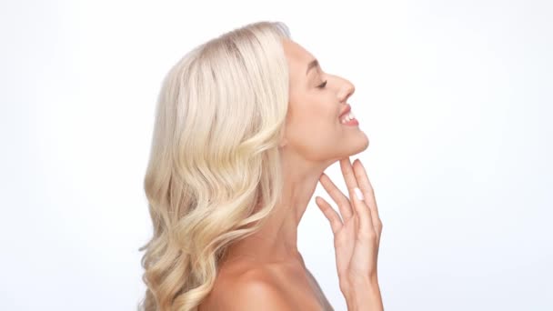 Hübsche Dame stehen Profil Seite berühren Finger Hals isoliert weiße Farbe Hintergrund — Stockvideo