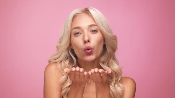 Adorable dama femenina golpe aire beso corazón símbolo aislado pastel color fondo — Vídeo de stock