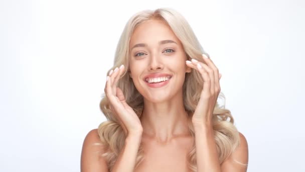 Nette Dame berühren Finger Wangen verwenden Kollagen isoliert weißen Farbhintergrund — Stockvideo