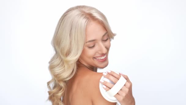 Nette hübsche Freundin Pinsel Schulter Peeling isoliert weiße Farbe Hintergrund — Stockvideo