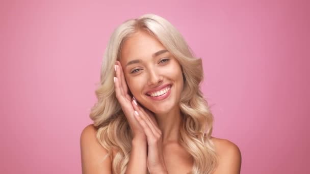 Nette hübsche Dame berühren Finger Gesicht verwenden Balsam isoliert Pastell Farbe Hintergrund — Stockvideo