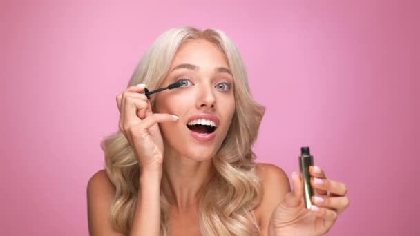 Mooie vriendin date event gebruik mascara gezicht geïsoleerde pastel kleur achtergrond — Stockvideo