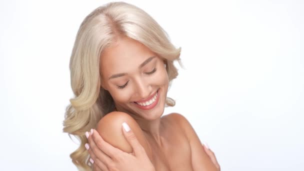 Привлекательная леди прикосновение груди оздоровительный душ изолированный белый цвет фона — стоковое видео