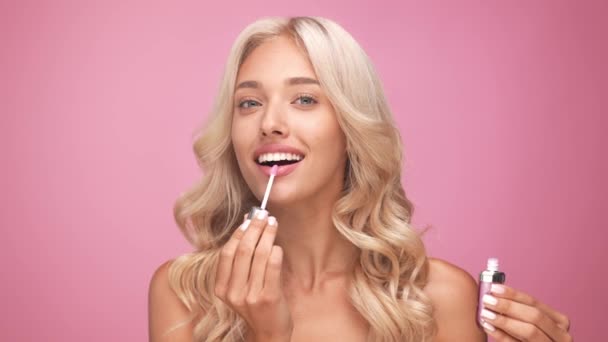 Heerlijk schattig dame vriendin date gebruik lipgloss geïsoleerde pastel kleur achtergrond — Stockvideo