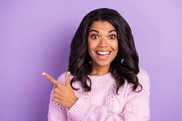 Heyecanlı genç siyahi kadının fotoğrafı mutlu gülüşü parmak boş uzay reklamının menekşe rengi arka planda izole edilmiş satışa işaret ediyor. — Stok fotoğraf