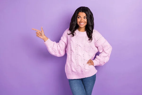 Foto de chica afro joven sonrisa feliz mirada dedo vacío espacio anuncio consejos manera directa aislado sobre fondo de color violeta —  Fotos de Stock