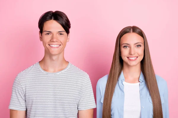 Foto de encantador casal muito jovem usar roupas casuais sorrindo isolado cor-de-rosa fundo — Fotografia de Stock