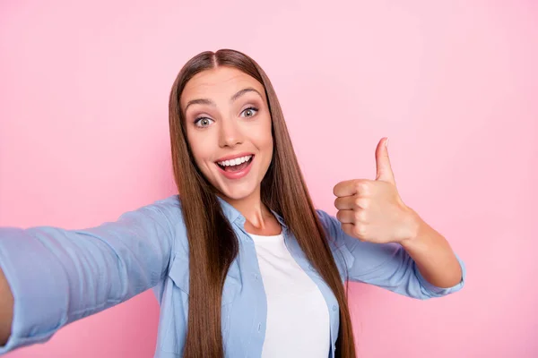 Photo of pretty impressed young lady wear blue shirt smiling recording self video showing thumb up isolated pink color background — Stock Photo, Image