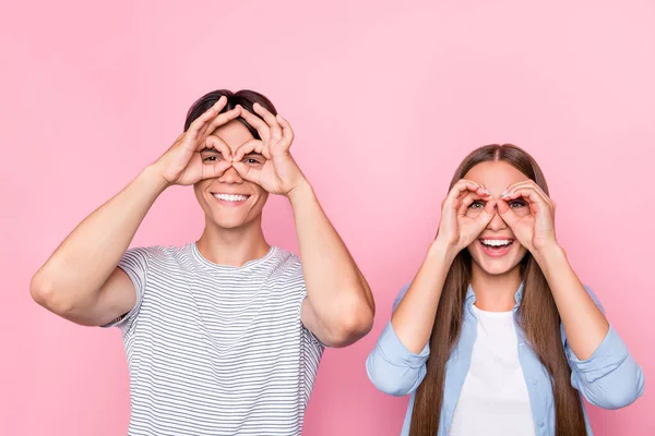 Foto van kinderachtig grappig jong paar dragen casual kleding glimlachen tonen handen armen bril geïsoleerde roze kleur achtergrond — Stockfoto