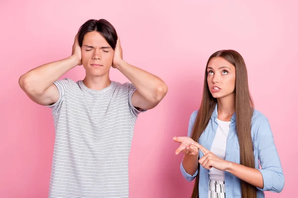 Fotografie podrážděný naštvaný mladý pár nosit ležérní oblečení hádající se ruce kryt uší izolované růžové barvy pozadí — Stock fotografie