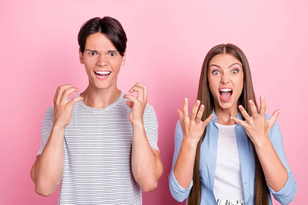 Foto de pareja joven enojada y conmocionada usa ropa casual gritando fondo de color rosa aislado — Foto de Stock