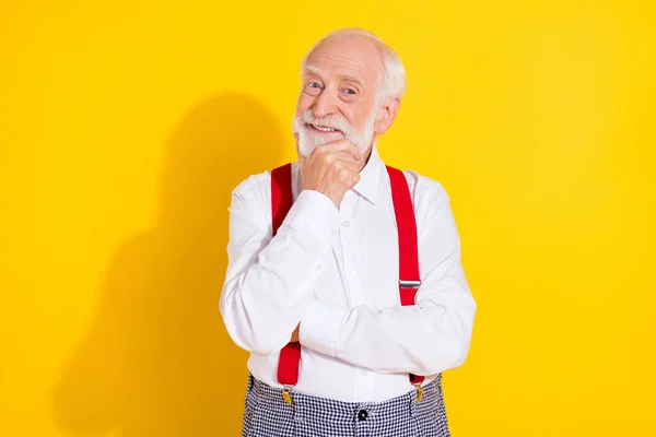 Foto de bom homem de cabelo branco envelhecido acho que usar suspensórios camisa branca isolado no fundo de cor amarela — Fotografia de Stock