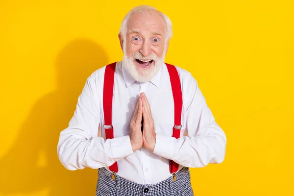 Photo de vieil homme cool s'il vous plaît porter des bretelles chemise blanche isolée sur fond de couleur jaune — Photo