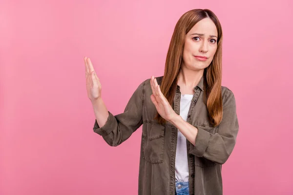 Foto di donna anziana negativo antipatia gesto mani stop simbolo rifiutare divieto isolato su sfondo di colore rosa — Foto Stock