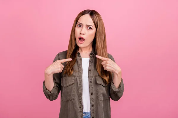 Foto der reifen Frau erstaunt Schock zeigen Finger selbst befragt isoliert über rosa Farbhintergrund — Stockfoto