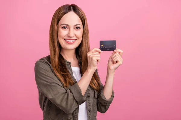 Foto av vackra företag kvinna visa bankkort plast resultat annons val välja isolerad över rosa färg bakgrund — Stockfoto