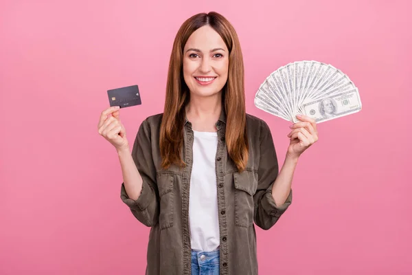 Foto di allegra donna d'affari ricco denaro contanti dollari carta di credito isolato su sfondo di colore rosa — Foto Stock