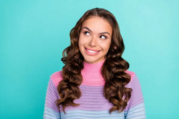 Foto de impressionado morena jovem olhar espaço vazio desgaste listrado suéter isolado no fundo cor teal — Fotografia de Stock