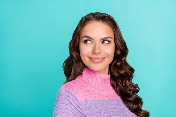 Profil fotografie cool brunetka mladá dáma vypadat prázdný prostor nosit pruhované svetr izolované na pozadí teal barva — Stock fotografie