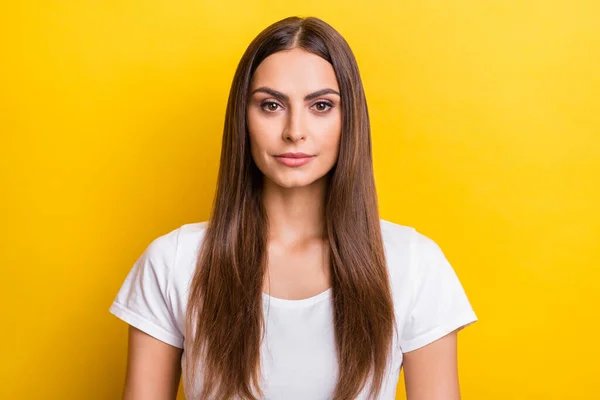 Foto retrato mujer joven cabello castaño sonriente usando camiseta blanca aislada color amarillo vivo fondo —  Fotos de Stock