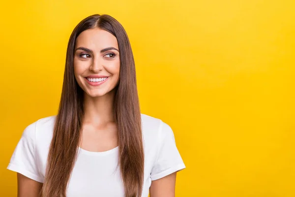 Φωτογραφία κορίτσι πορτρέτο καφέ μαλλιά χαμογελώντας αναζητούν copyspace απομονωμένο ζωντανό κίτρινο χρώμα φόντο — Φωτογραφία Αρχείου